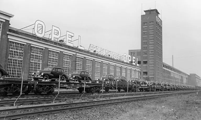 Der-Kapitaen-war-nach-dem-Zweiten-Weltkrieg-das-zweite-Modell-von-Opel-das-wieder-gebaut-wurde-Die-Produktion-des-Olympia-begann-1947-die-des-Kapitaen-1948-Die-Verladung-auf-den-Transportzug-vor-dem-Werk-Ruesselsheim-im-Jahr-1949