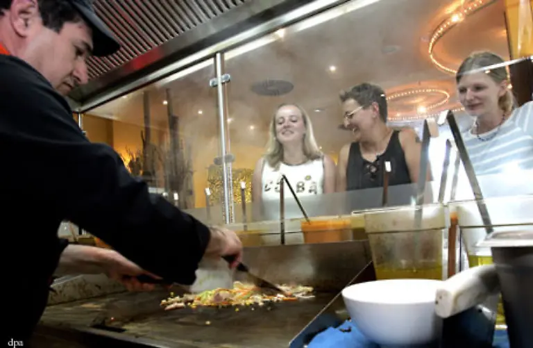Ausgaben-fuer-Hotels-oder-Restaurants-haben-im-Warenkorb-ein-Gewicht-von-0-4-Prozent