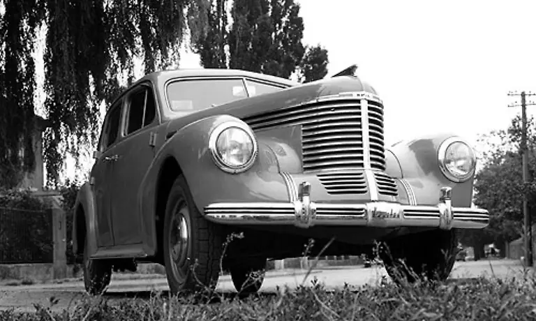 Die-Stossstangen-und-Radkappen-wurden-leicht-modifiziert-Die-Scheinwerfer-waren-im-Nachkriegsmodell-rund-Der-Motor-ist-hingegen-baugleich-geblieben-ein-2-5-Liter-Motor-mit-66-PS