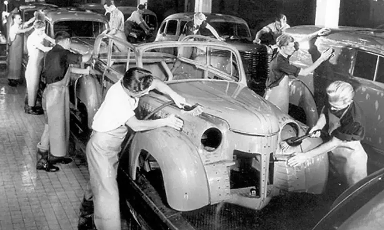 Verladung-der-Nachkriegsmodelle-des-Kapitaen-im-Jahr-1950-In-den-fruehen-fuenfziger-Jahren-begann-das-Wirtschaftswunder-in-Deutschland-Die-Verkaufszahlen-des-Kapitaen-50-waren-mit-17-470-Exemplaren-schon-recht-beachtlich