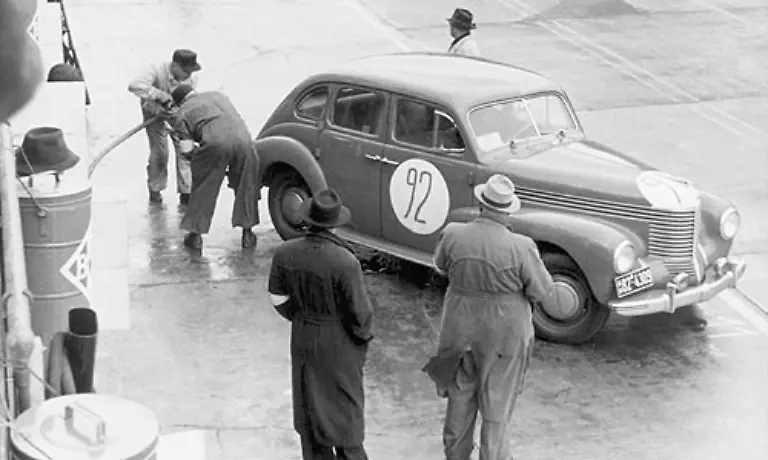 Wobei-der-Boxenstopp-nicht-ganz-so-schnell-vonstatten-ging-wie-das-heute-im-Motorsport-ueblich-ist