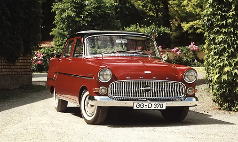 Zwei-Jahre-spaeter-ersetzte-Opel-den-markanten-Kuehlergrill-durch-senkrechte-Gitterstaebe-Auch-die-Motorhaube-wurde-geglaettet