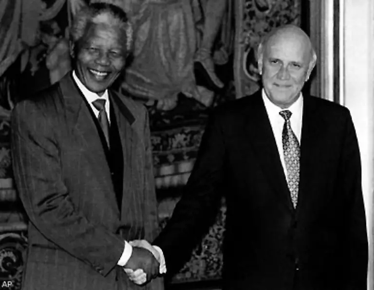 Als-sich-die-politischen-Verhaeltnisse-unter-dem-damaligen-suedafrikanischen-Staatspraesidenten-Frederik-Willem-de-Klerk-aendern-geschieht-das-fuer-viele-Unfassbare