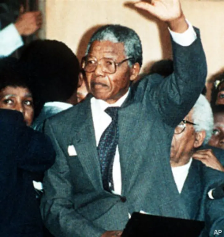 Am-11-Februar-1990-verlaesst-Mandela-als-freier-Mann-das-Gefaengnis