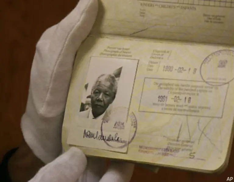 Schon-in-der-ersten-oeffentlichen-Ansprache-nach-seiner-Freilassung-wendet-sich-Mandela-aber-gegen-eine-Ueberhoehung-seiner-Person