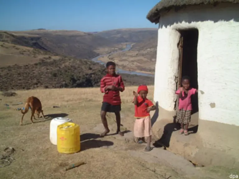 Als-Sohn-eines-Xhosa-Haeuptlings-wird-Nelson-Rolihlahla-Mandela-am-18-Juli-1918-in-der-Transkei-der-heutigen-Provinz-Ostkap-geboren