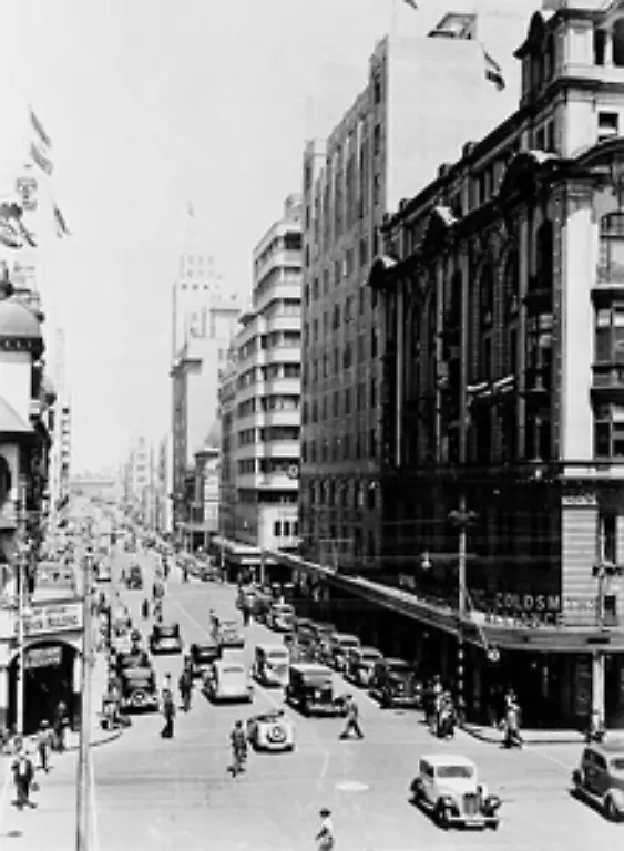 Mandela-geht-nach-Johannesburg-auch-um-einer-arrangierten-Ehe-zu-entgehen-und-macht-nach-einem-Fernstudium-1942-sein-Jura-Examen