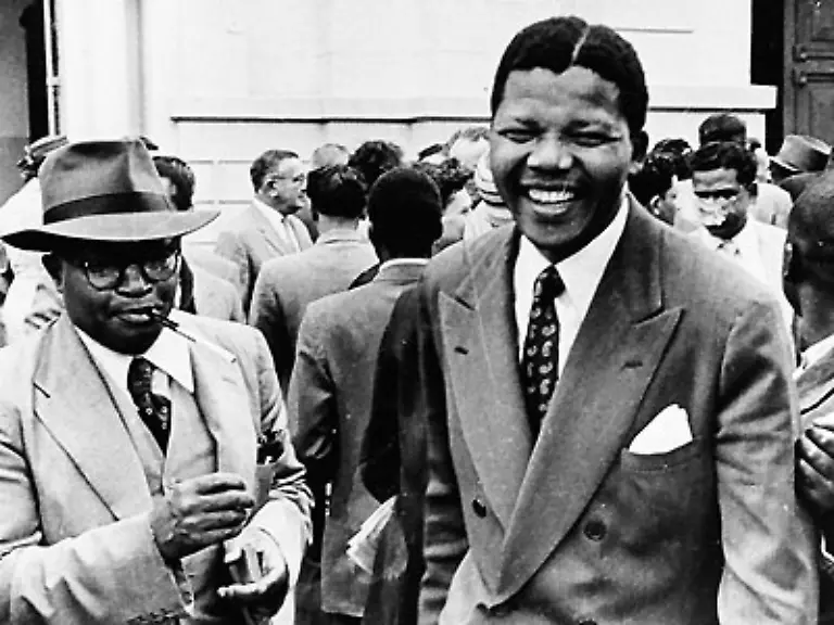 Zusammen-mit-seinem-Weggefaehrten-Oliver-Tambo-gruendet-er-die-Jugendliga-des-African-National-Congress-ANC-und-eroeffnet-Suedafrikas-erste-Kanzlei-schwarzer-Anwaelte