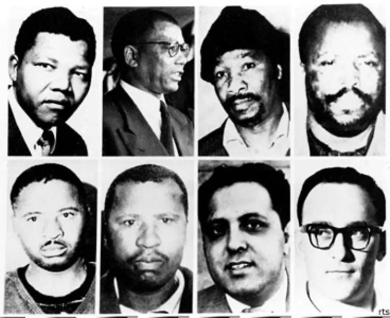 1964-faellt-gegen-ihn-und-die-Fuehrungsspitze-des-ANC-das-Urteil-einer-lebenslangen-Zuchthausstrafe