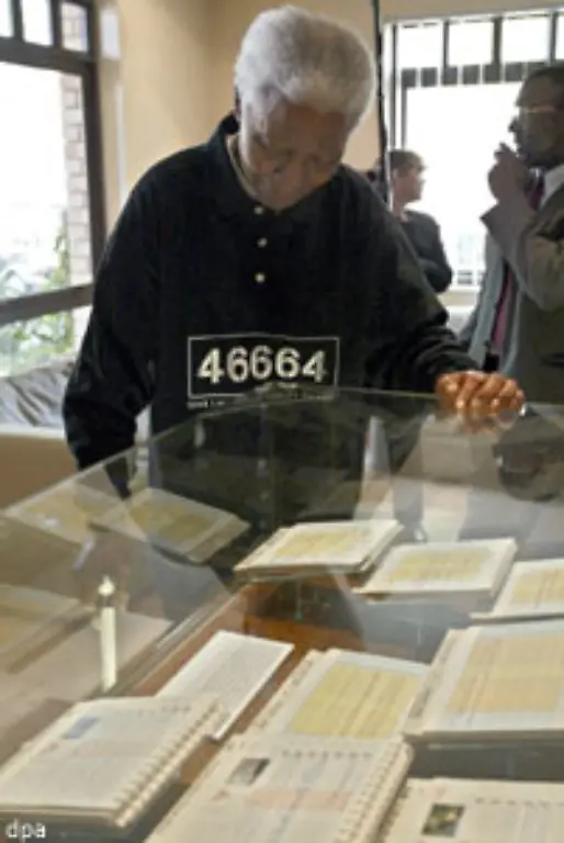 Bis-1970-duerfen-die-Gefangenen-weder-lesen-noch-schreiben-Mandela-schreibt-dennoch-Notizen-fuer-seine-Memoiren-Der-lange-Weg-in-die-Freiheit-und-versteckt-sie-auf-dem-Gefaengnishof