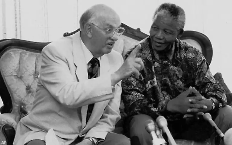 Waehrend-seines-Aufenthaltes-in-Pollsmor-werden-Mandela-einige-Freilassungsangebote-gemacht-die-er-aber-alle-wegen-inakzeptabler-Bedingungen-wie-der-Abschwoerung-jeglicher-Gewalt-in-dem-Abkommen-mit-Botha-Treffen-1996-ausschlaegt