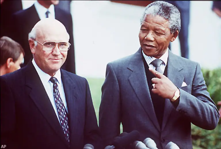 Am-11-Februar-1990-oeffnen-sich-fuer-Mandela-die-Gefaengnistore-nachdem-Praesident-Frederik-Willem-de-Klerk-unter-massivem-Druck-der-Weltoeffentlichkeit-das-ANC-Verbot-aufgehoben-und-Mandelas-Freilassung-angeordnet-hat