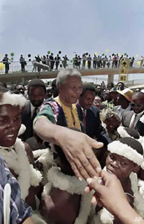 Als-Praesident-des-ANC-nimmt-er-an-Mehrparteiengespraechen-ueber-die-Zukunft-Suedafrikas-teil-deren-Ziel-politische-Reformen-und-die-Abschaffung-der-Apartheid-sind-Im-Gegenzug-verzichtet-der-ANC-auf-jegliche-Gewaltanwendung