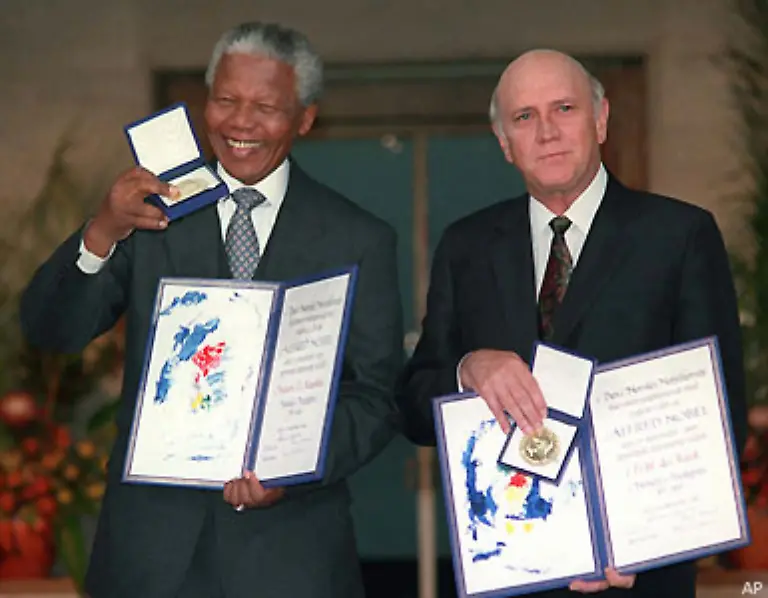 1993-erhaelt-er-zusammen-mit-De-Klerk-den-Friedensnobelpreis