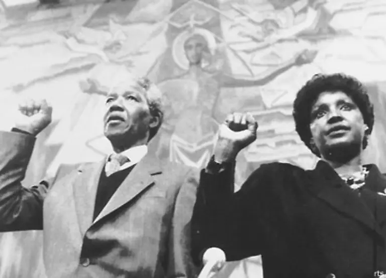 Auch-die-Trennung-von-seiner-langjaehrigen-Ehefrau-Winnie-Mandela-erscheint-manchen-Kritikern-wie-die-Befreiung-von-moralischem-Ballast-Die-Mutter-der-Nation-soll-an-Entfuehrungen-Vergewaltigungen-und-Folterungen-beteiligt-gewesen-sein