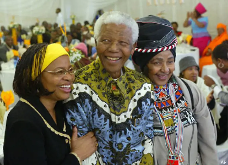 Nach-38-jaehriger-Ehe-trennt-er-sich-im-April-1992-von-Winnie-und-wird-im-Maerz-1996-von-ihr-geschieden-Mandela-wirft-seiner-Ex-Frau-mangelhafte-Urteilskraft-vor-haelt-aber-an-ihrer-Unschuld-fest-Bis-heute-gehoert-sie-zu-seinem-Freundeskreis