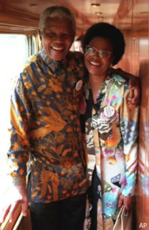An-seinem-80-Geburtstag-heiratet-er-Graca-Machel-die-Witwe-von-Samora-Machel-dem-ehemaligen-Praesidenten-Mosambiks-und-ANC-Unterstuetzer-der-15-Jahre-zuvor-bei-einem-Flugzeugunglueck-ums-Leben-gekommen-war