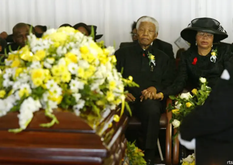 Am-6-Januar-2005-stirbt-Mandelas-zweiter-Sohn-Makgatho-Mandela-Anwalt-und-Geschaeftsmann-im-Alter-von-54-Jahren-in-Johannesburg-an-der-Immunschwaechekrankheit-AIDS