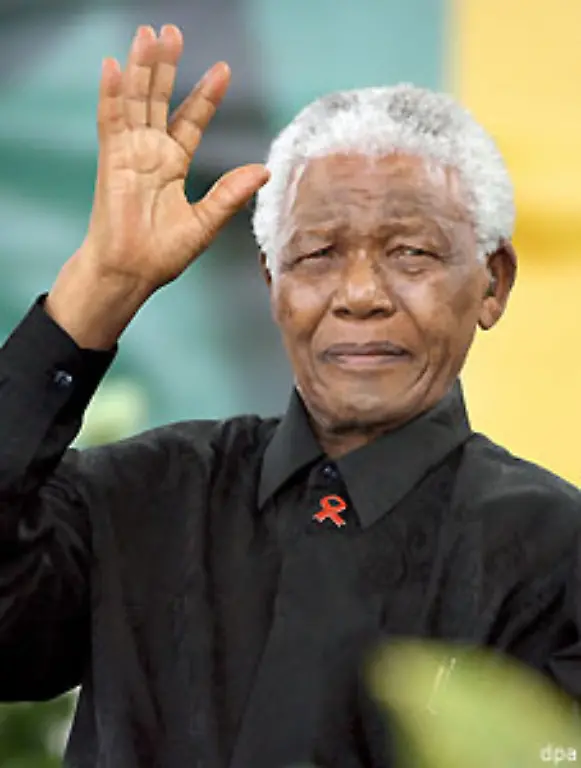 Auch-deshalb-widmet-Mandela-einen-grossen-Teil-seines-karitativen-Engagements-der-Bekaempfung-der-Immunschwaeche-in-Suedafrika-Ein-Tabu-bricht-er-bereits-mit-der-klaren-Benennung-der-Todesursache-seines-Sohnes