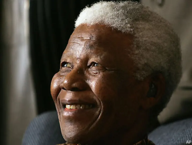 Seit-dem-Jahr-2000-zieht-sich-Mandela-immer-weiter-aus-der-Oeffentlichkeit-zurueck-er-installiert-mehrere-Stiftungen-die-sich-um-sein-Vermaechtnis-aber-auch-seine-Wohltaetigkeitsprojekte-kuemmern