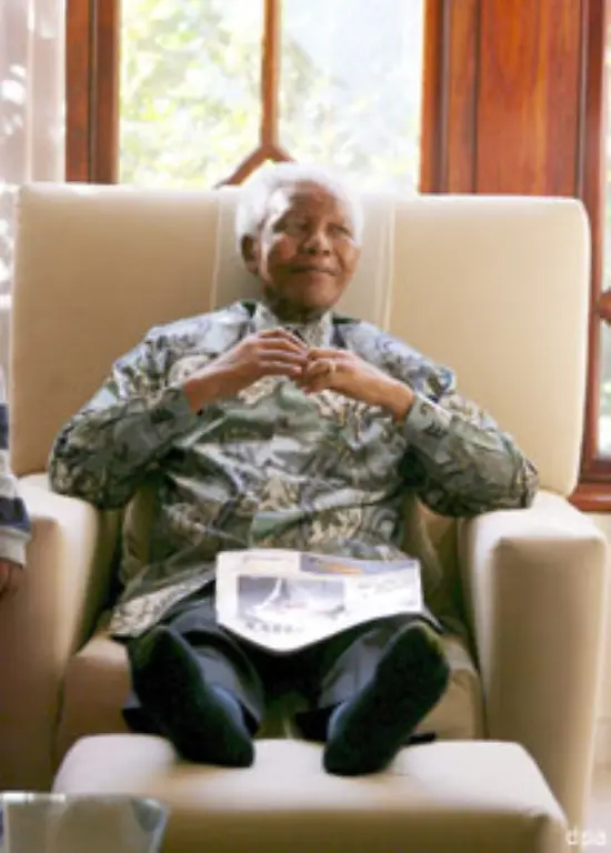 Inzwischen-ist-Mandela-ein-sehr-alter-Mann-mit-Gebrechen-und-schwindenden-Kraeften