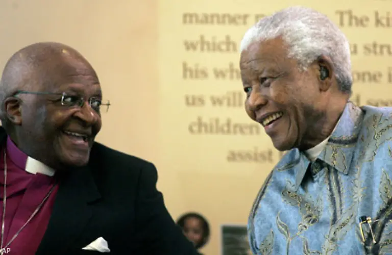 Sein-Wegbegleiter-Bischof-Tutu-sieht-in-ihm-noch-immer-einen-gewoehnlichen-Menschen-mit-aussergewoehnlichen-Faehigkeiten