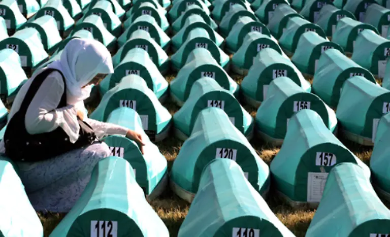 Der-ehemalige-Praesident-der-Serbischen-Republik-wurde-vom-Internationalen-Gerichtshof-in-Den-Haag-vor-allem-wegen-des-Massakers-in-Srebrenica-gesucht-bei-dem-1995-etwa-8000-Muslime-ermordet-wurden