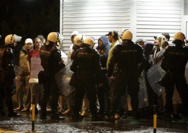 Serbische-Nationalisten-und-Anhaenger-Karadzics-protestierten-dort-in-der-Nacht-gegen-die-Verhaftung