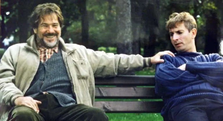 der-es-sich-abgewoehnt-hat-anderen-Menschen-zu-vertrauen-und-der-auf-die-Frage-ob-es-im-Leben-ueberhaupt-dauerhafte-Beziehungen-gibt-antwortet