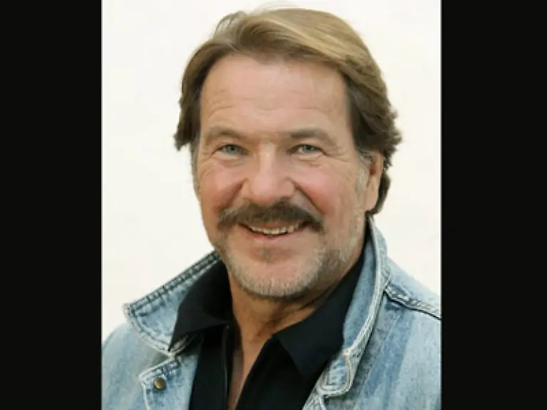 Dabei-habe-er-es-doch-in-diesem-Land-ohne-Skandale-Besaeufnisse-Drogen-und-Kloppereien-so-weit-gebracht