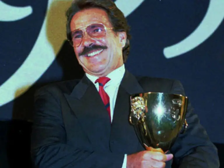 Das-darstellerische-Spektrum-des-ewigen-Jungen-mit-der-bruellenden-Vitalitaet