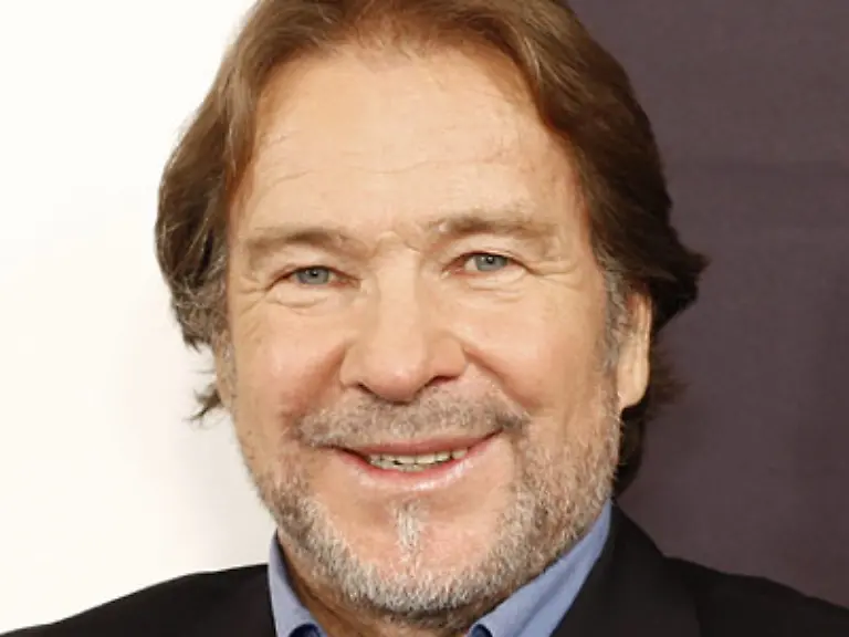 und-der-irgendwo-im-Wald-bei-Berlin-anonym-vergraben-wurde-bis-ihn-der-Sohn-nach-dem-Ende-der-DDR-heimholte