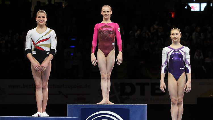 Bei der provisorischen Siegerehrung für Elisabeth Seitz (r.), Anna Dementieva (M) und Elena Racea in der Max-Schmeling-Halle gab es einen Fauxpas. Die Hymne für Siegerin Dementieva brach mittendrin ab. Die Russin sang trotzdem weiter.