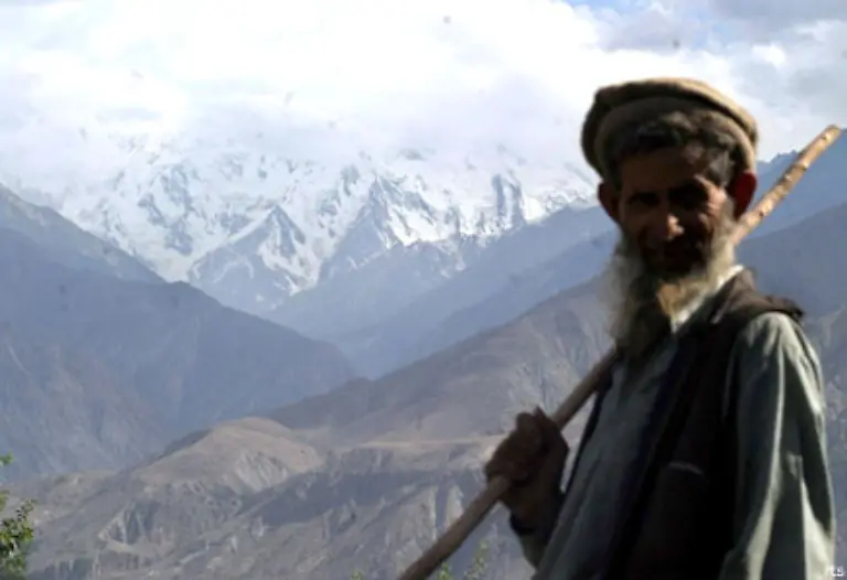 Bis-zur-Erstbesteigung-sollen-mehr-als-30-Kletterer-gestorben-sein-unter-ihnen-der-deutsche-Alpinist-Willy-Merkl-der-mit-mehreren-Begleitern-1934-nach-tagelangem-Schneesturm-ums-Leben-kam