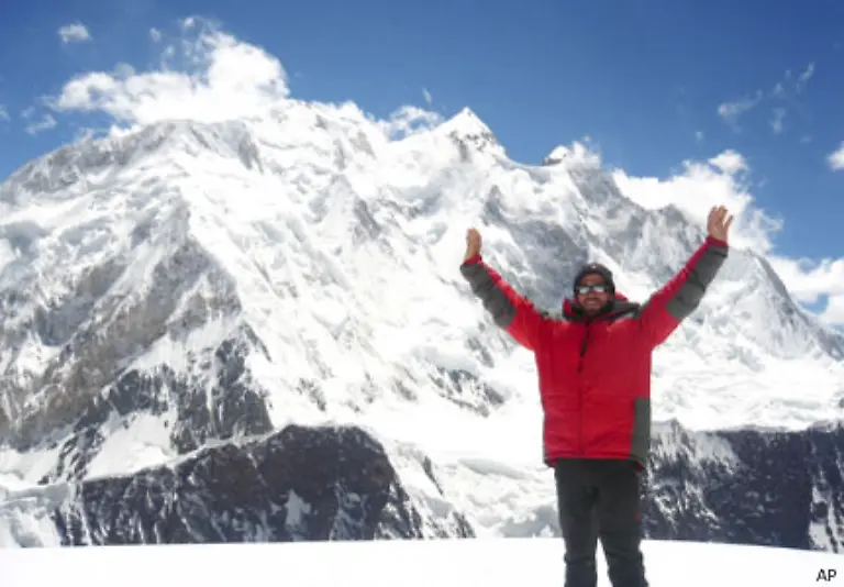 Unser-Berg-liegt-genau-vor-uns-eine-3000-m-hohe-steile-Eiswand-schrieb-der-Suedtiroler-Karl-Unterkircher-am-18-Juni-2008-in-sein-Berg-Tagebuch