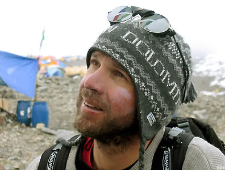 Unterkircher-der-von-vielen-bereits-als-neuer-Star-des-internationalen-Alpinismus-gefeiert-wurde-waehlte-fuer-die-Bezwingung-eine-bisher-noch-nie-gegangene-Route