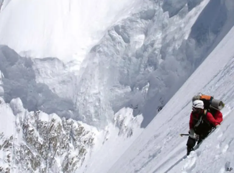 Der-37-Jaehrige-stuerzte-auf-fast-7000-Metern-in-eine-Gletscherspalte-jede-Rettung-fuer-ihn-war-aussichtslos