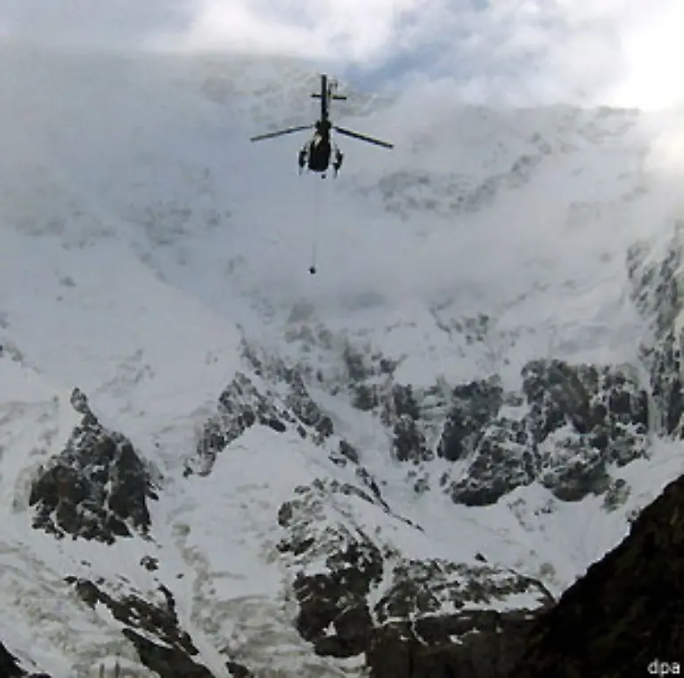 Zunaechst-scheitern-alle-Versuche-mit-ihnen-Kontakt-aufzunehmen-Schliesslich-gelingt-es-Lebensmittel-und-ein-Satellitentelefon-in-ihrer-Naehe-abzuwerfen