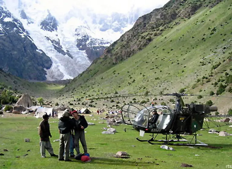 Die-Maenner-bitten-um-eine-Bergung-mit-dem-Helikopter-doch-es-dauert-noch-mehrere-Tage-bis-Nones-und-Kehrer-bei-schlechtem-Wetter-so-weit-hinab-gestiegen-sind-dass-sie-der-Hubschrauber-erreichen-kann
