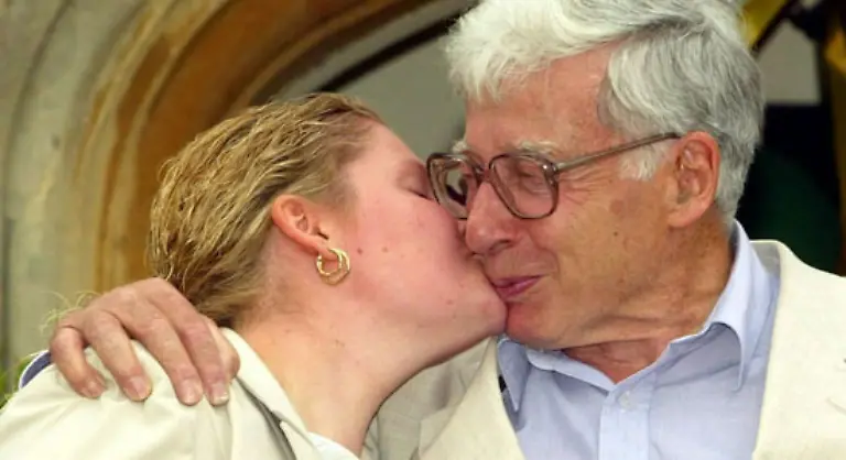 Es-ist-schon-etwas-schaurig-dass-ich-das-erste-Retortenbaby-bin-erklaert-Brown-aber-ich-lebe-ein-ganz-normales-Leben-In-der-Schule-haetten-sie-frueher-lediglich-einige-Kinder-gefragt-wie-ich-denn-in-das-Reagenzglas-gepasst-habe-Foto-Brown-mit-Prof