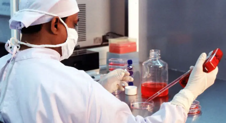 Wegen-strenger-Regularien-im-eigenen-Land-suchen-viele-deutsche-Paare-Hilfe-im-Ausland-In-Deutschland-ist-die-Behandlung-zudem-vor-allem-eine-Frage-des-Geldbeutels