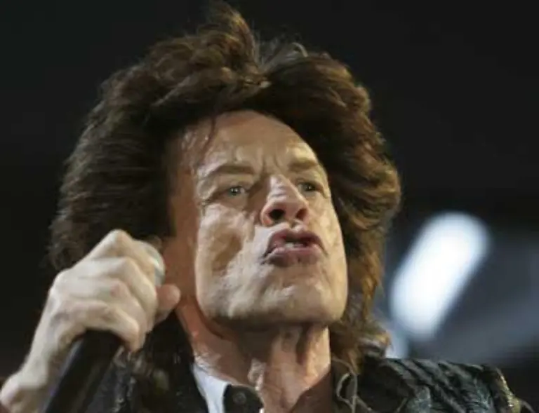 Doch-selbst-im-Rentenalter-schafft-es-der-Rocker-mit-den-wohl-bekanntesten-Lippen-der-Welt-133