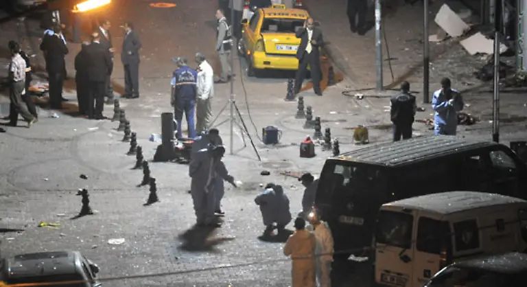 In-der-tuerkischen-Millionenmetropole-Istanbul-sind-bei-zwei-Bombenexplosionen-17-Menschen-getoetet-und-mehr-als-100-verletzt-worden