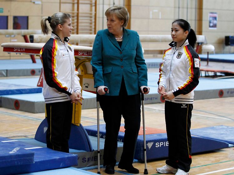 Seitz und Teamkollegin Kim Bui mit Bundeskanzlerin Angela Merkel, die die Turn-EM an Krücken eröffnete.
