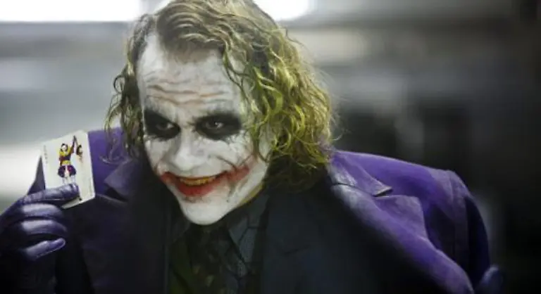 Der-unerwartete-Tod-von-Heath-Ledger-der-in-Dark-Knight-als-Joker-einen-der-besten-Boesewichte-spielt-so-schwaermten-vorab-die-amerikanischen-Kritiker-hat-das-Batman-Fieber-in-die-Hoehe-getrieben