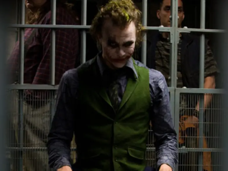 sondern-mit-der-unheimlichen-Grimasse-des-Jokers-wirbt-Warner-Bros-fuer-das-180-Millionen-Dollar-113-Millionen-Euro-teure-Leinwandspektakel