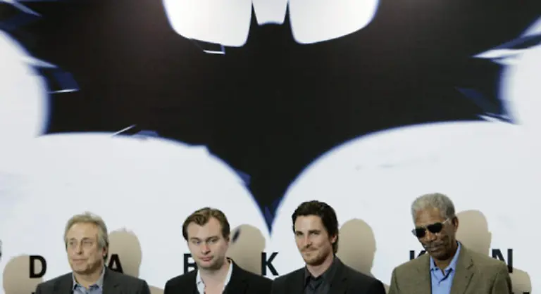 Dark-Knight-unter-der-Regie-von-Christopher-Nolan-2-v-l-hatte-schon-vor-dem-Kinostart-ein-Batman-Fieber-ausgeloest-Die-Kritiker-waren-vor-allem-vom-Auftritt-Ledgers-begeistert-das-heizte-das-Geschaeft-zusaetzlich-an
