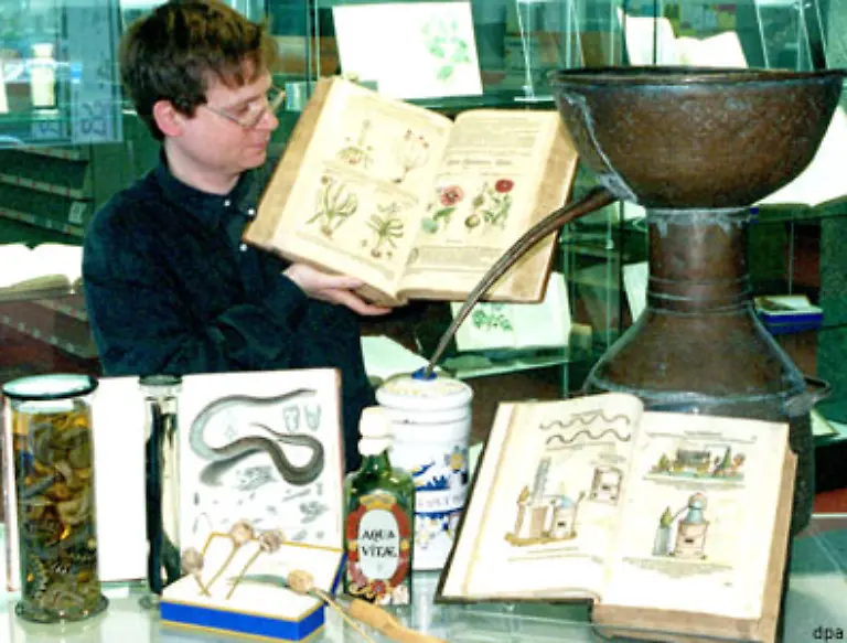 In-Europa-werden-im-Mittelalter-vor-allem-heimische-Nachtschattengewaechse-wie-Alraun-Bilsenkraut-Stechapfel-Tollkirsche-und-Tollkraut-mit-den-Wirkstoffen-Atropin-und-Scopolamin-bei-magischen-Ritualen-verwendet