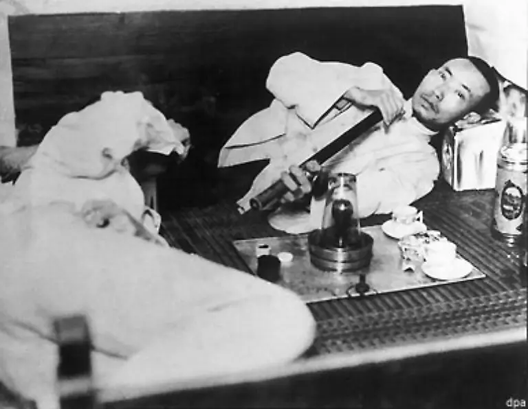 In-Ostasien-wird-das-Rauchen-von-Opium-ab-dem-17-Jahrhundert-jedoch-zum-gesundheitlichen-und-volkswirtschaftlichen-Problem-In-China-wird-es-1729-verboten