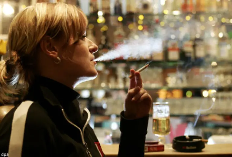 In-kleinen-Konzentrationen-hat-Nikotin-einen-stimulierenden-Effekt-Es-foerdert-die-Ausschuettung-des-Hormons-Adrenalin-sowie-der-Neurotransmitter-Dopamin-und-Serotonin-beschleunigt-den-Herzschlag-und-erhoeht-den-Blutdruck